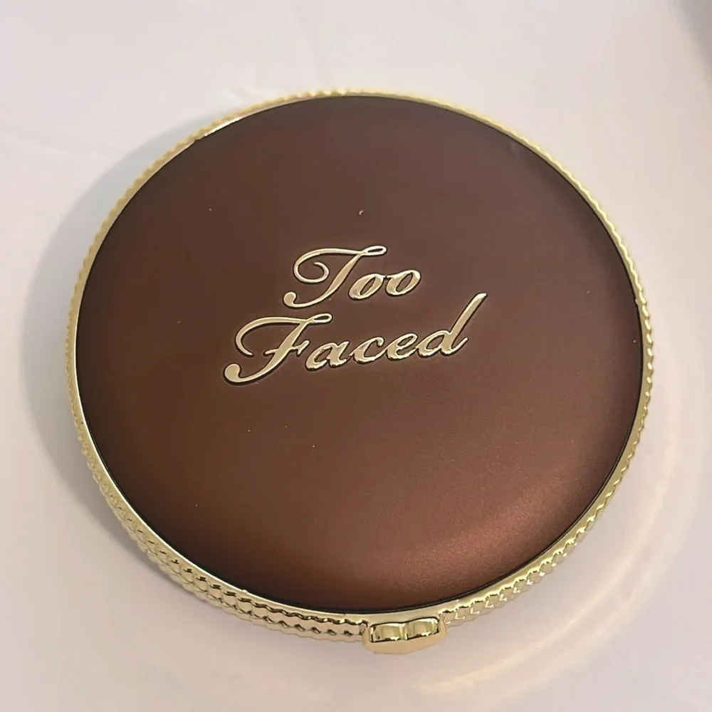 Too Faced Dark Chocolate Soleil is a long-wearing, rich, matte bronzer BNIB